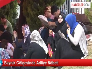Bayrak Gölgesinde Adliye Nöbeti