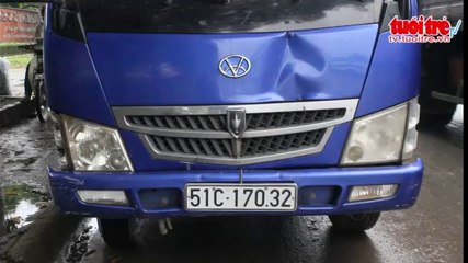 Phóng nhanh, nam thanh niên văng vào gầm xe tải