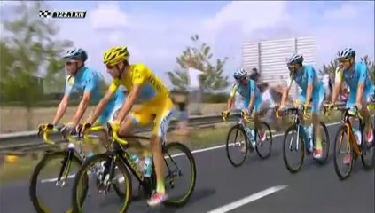 Tour de France : un spectateur fait du vélo sur une roue à côté de Nibali