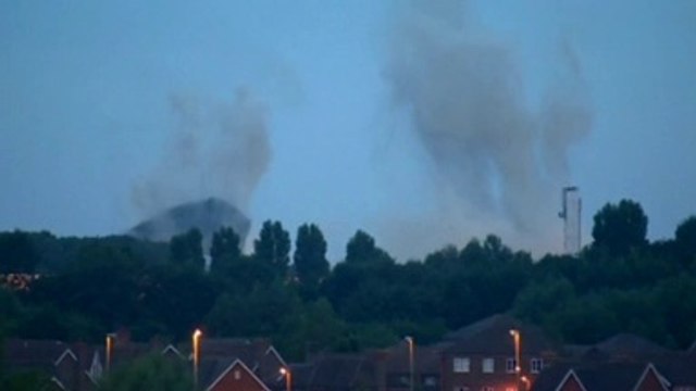 Explosives demolish UK power station cooling towers