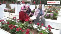 Adana'da Bayram Arifesinde Şehitlik Ziyareti