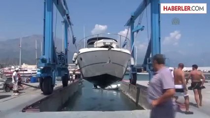 Kemer'de karaya oturan tekne kurtarıldı -