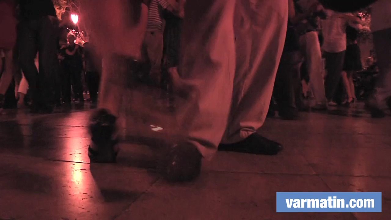 Tango: danseurs heureux sur la place de La Garde