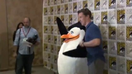 Benedict Cumberbatch encontra um pinguim gigante na Comic Con 2014