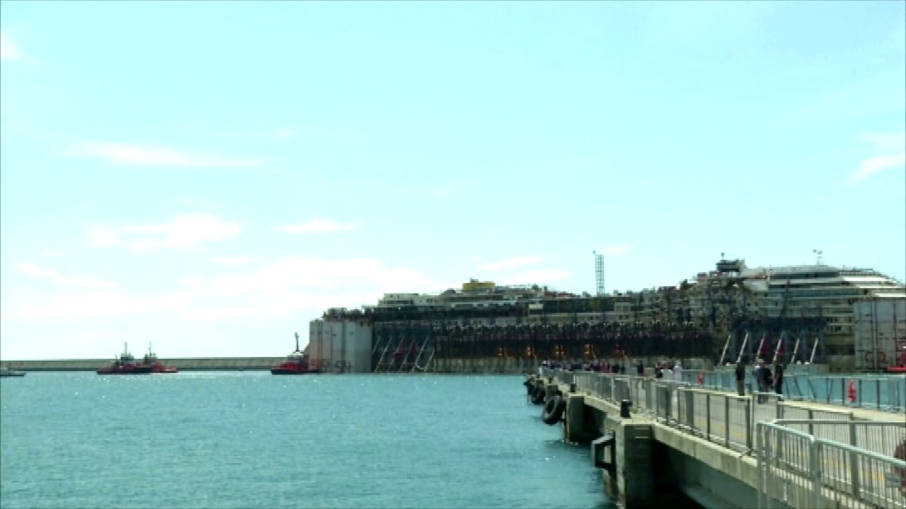 Le Costa Concordia dans le port de Gênes