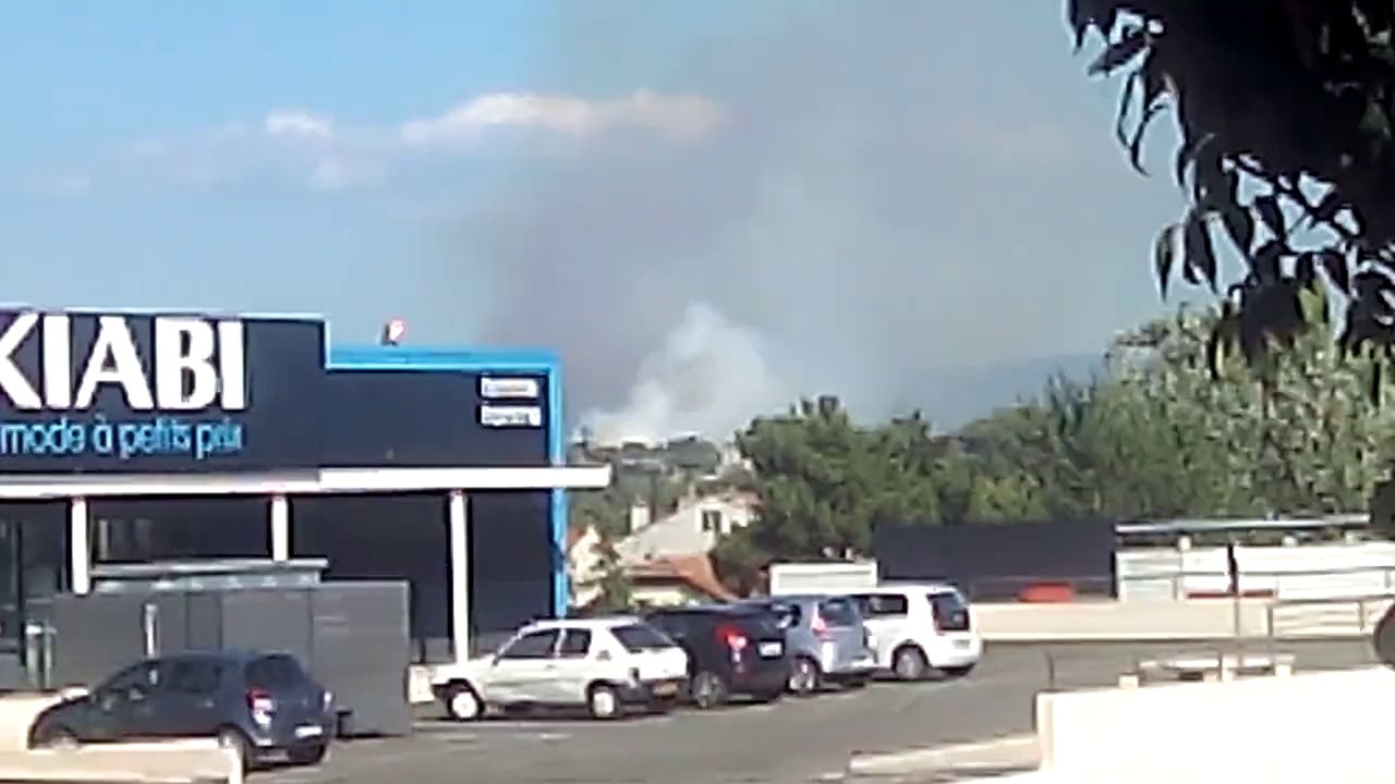 Marseille - Canadair : largages sur le feu de Saint-Menet