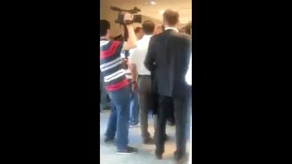 Gazetecileri kayda alan polisler ve avukatlar arasında arbede