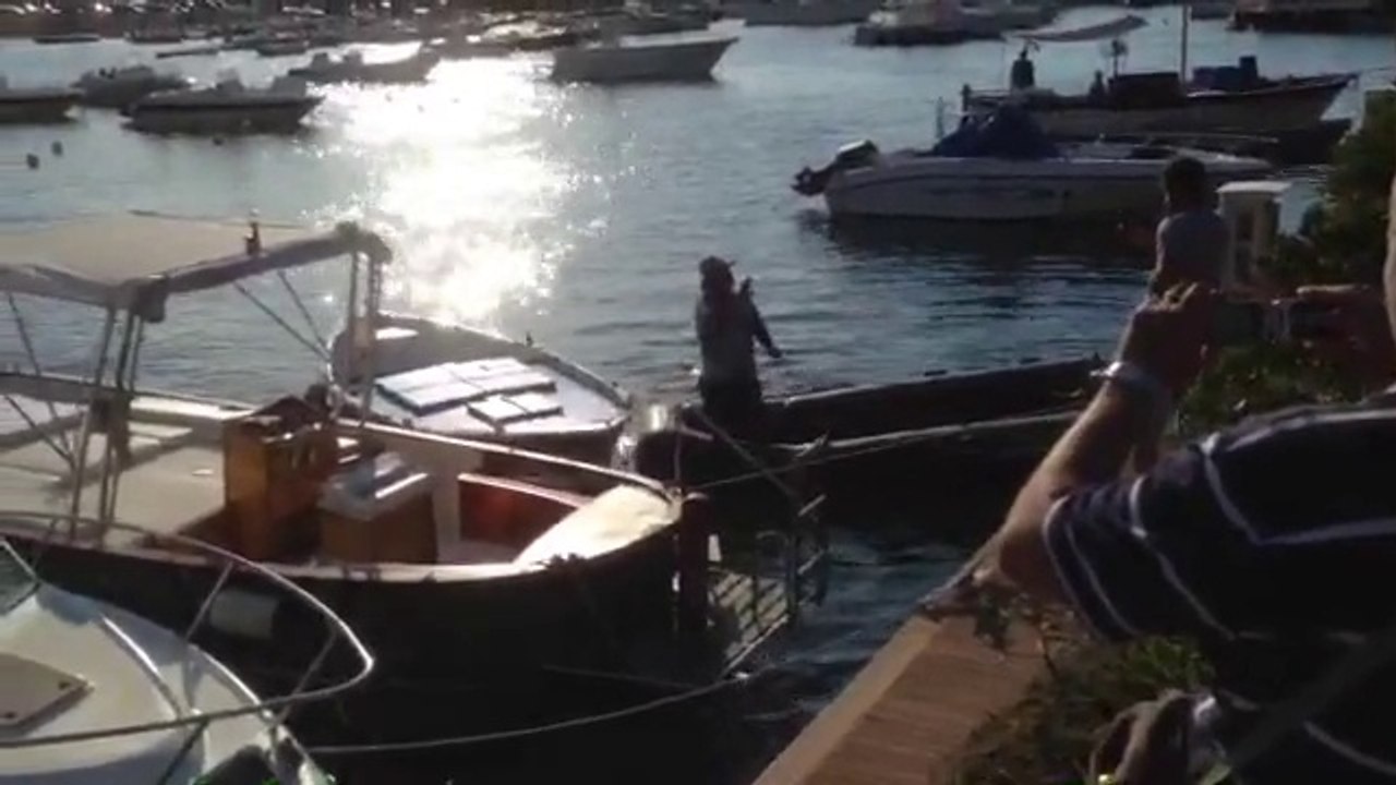 ESCLUSIVO - BARCA SPOSTATA E LITE SUL PORTO DI FORIO, SPUNTA IL VIDEO