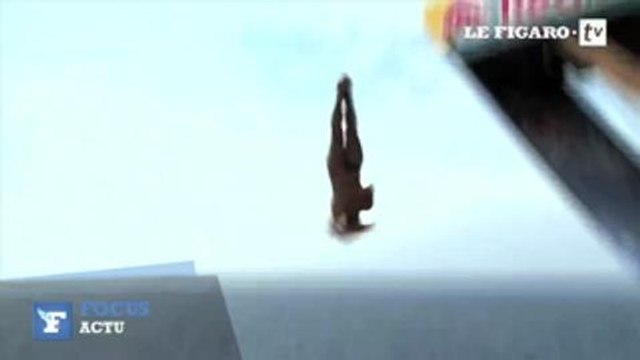 Portugal : jolis plongeons acrobatiques depuis une falaise