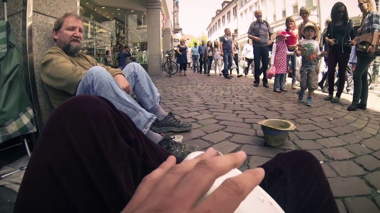 Trois étudiants allemands font une surprise à un SDF (HD)