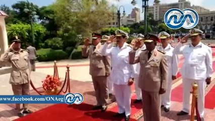 شاهد || مدير أمن ومحافظ الإسكندرية يضعون إكليل من الزهور علي قبر الجندي المجهول‎