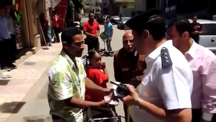 شاهد «البلدوزرات» تهدم أكشاك البائعين بالإسكندرية