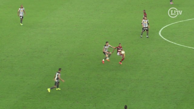 Olé! Paulinho entorta Bolívar com drible desconcertante