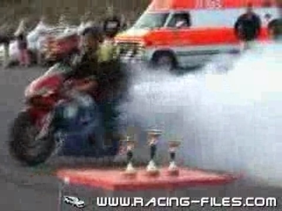 Honda CBR  with 2 F1 wheels - Burnout