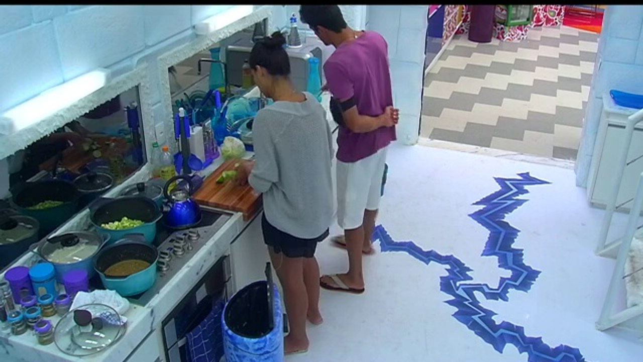 Franciele conserta o feijão doce de Diego e ganha bitocas do brother
