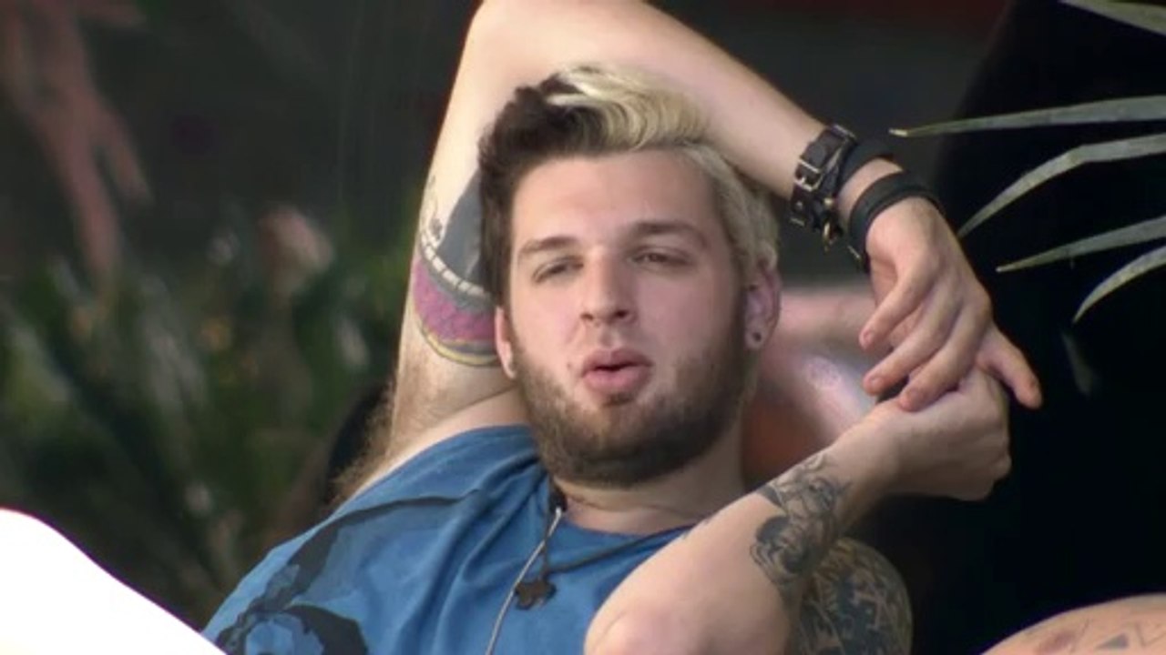 Diego comenta com Cássio que sente ciúmes de Franciele