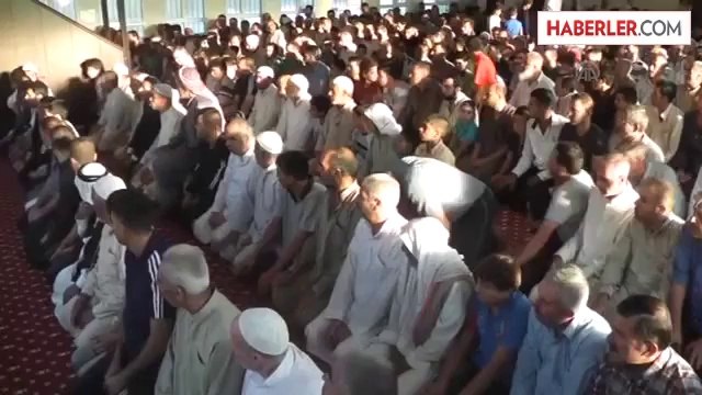 Çadır ve konteyner kentte bayram namazı -