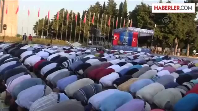 Müezzinoğlu, bayram namazını Gelibolu'daki Şehitler Abidesi'nde kıldı -