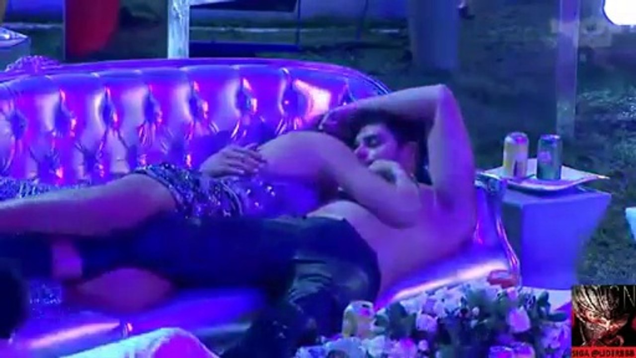 Franciele e Diego se beijam na Festa Prata
