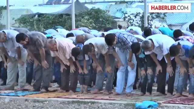 Suriyeli sığınmacıların kaldığı çadır kentte bayram namazı -