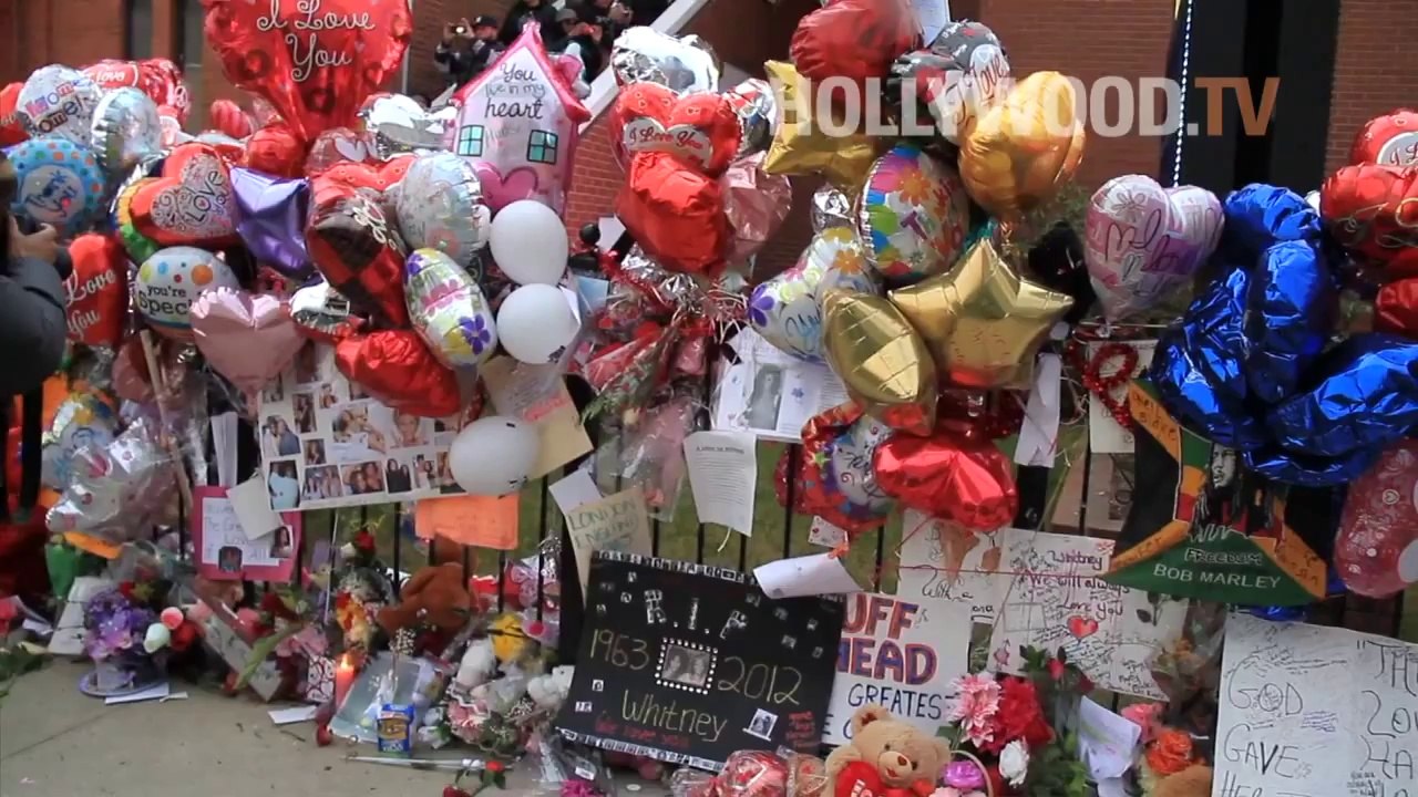 Whitney Houston fans reaccionan con testimonios, Monumentos