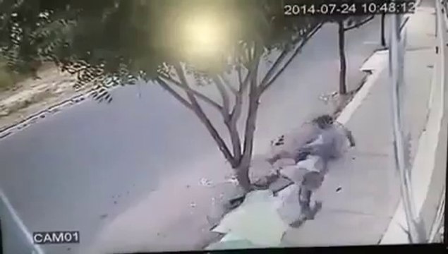 2 hommes assis sur le trottoir presque écrasés par un pick-up!