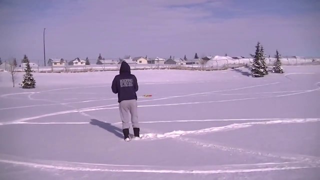 Faire du bateau télécommandé sur la neige... Enorme!