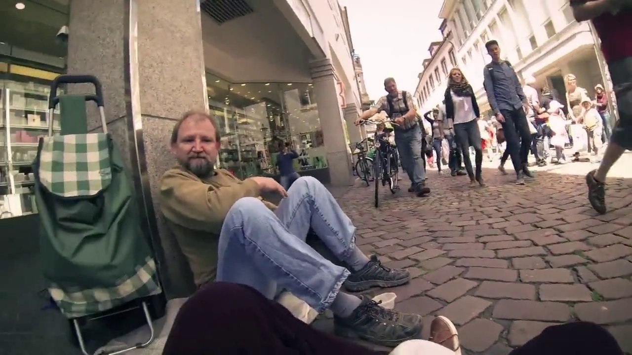Faire de la musique avec un SDF pour l'aider à gagner de l'argent!