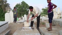 Gaza: des Palestiniens prient et se rendent au cimetière