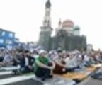 Camilere sığmayan Müslümanlar, namazı sokaklarda kıldı
