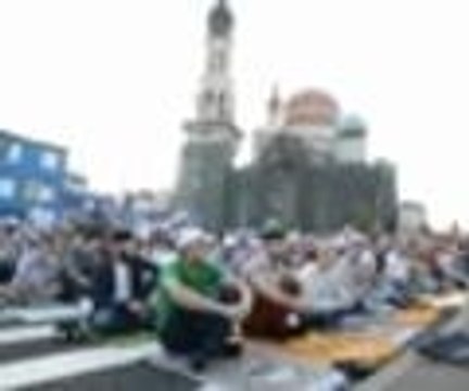 Camilere sığmayan Müslümanlar, namazı sokaklarda kıldı