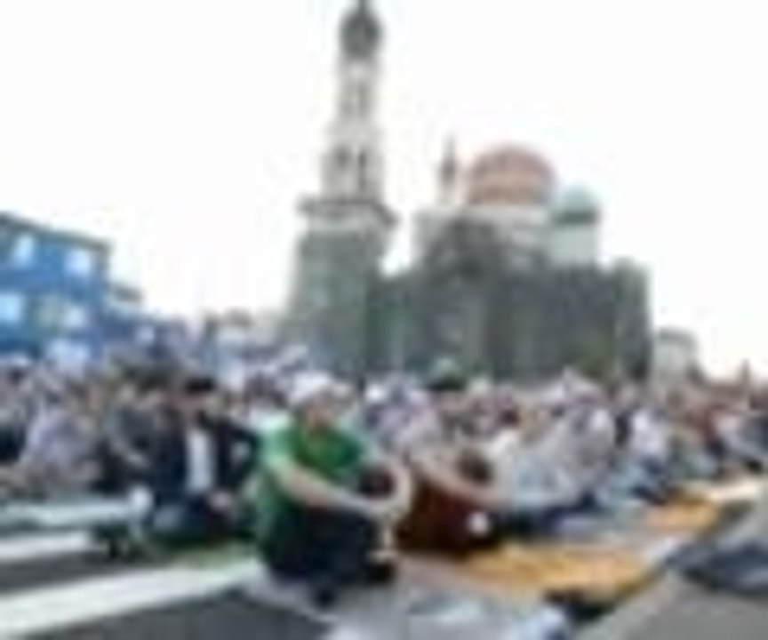 Camilere sığmayan Müslümanlar, namazı sokaklarda kıldı