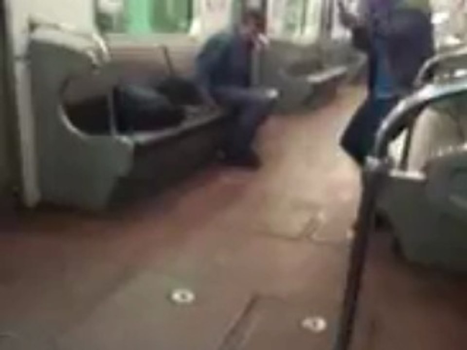 Un poil trop drogué dans le métro russe