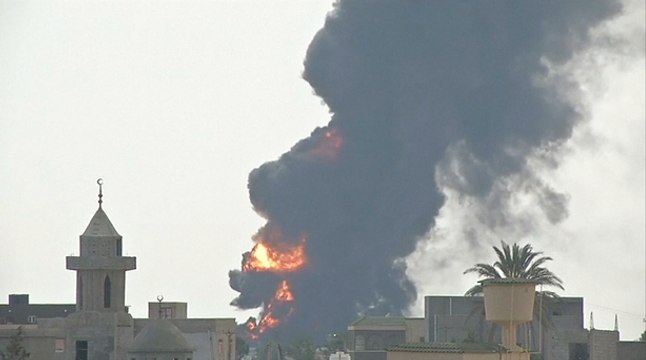 Libye : l'incendie d'une immense citerne menace Tripoli