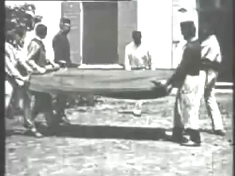 Jumping the Blanket (1895) - LOUIS LUMIERE - Le saut a la couverture