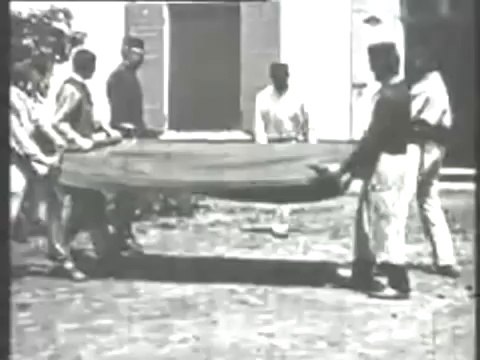 Jumping the Blanket (1895) - LOUIS LUMIERE - Le saut a la couverture