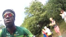 Cycliste du Tour de France pique une caméra dans le public et la garde sur une étape!