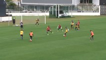 Titulares do Vasco vencem em treino com belo gol