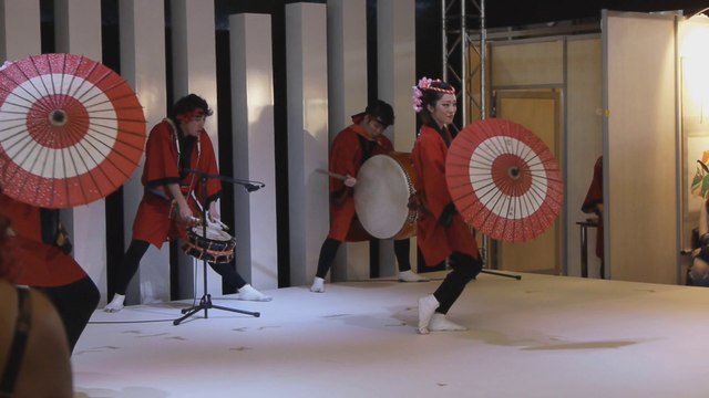 La troupe Takarabune présente la danse Awa odori lors de la Japan expo 2014