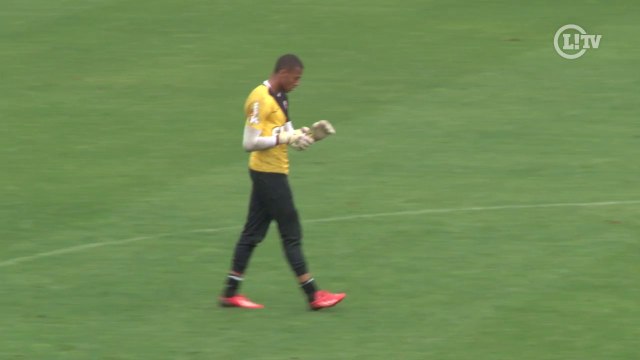 Revelação do Vasco brilha durante treino com boas defesas