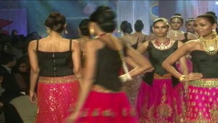 IIJW 2014: Sunny Leone, Dia, Gauahar, Kalki, Lisa dazzles on Day 1 - Full Length Fashion Show