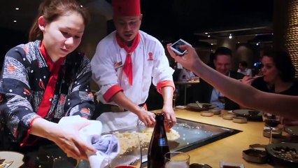 Bu ahçı tam bir showmen.Mutlaka izleyin