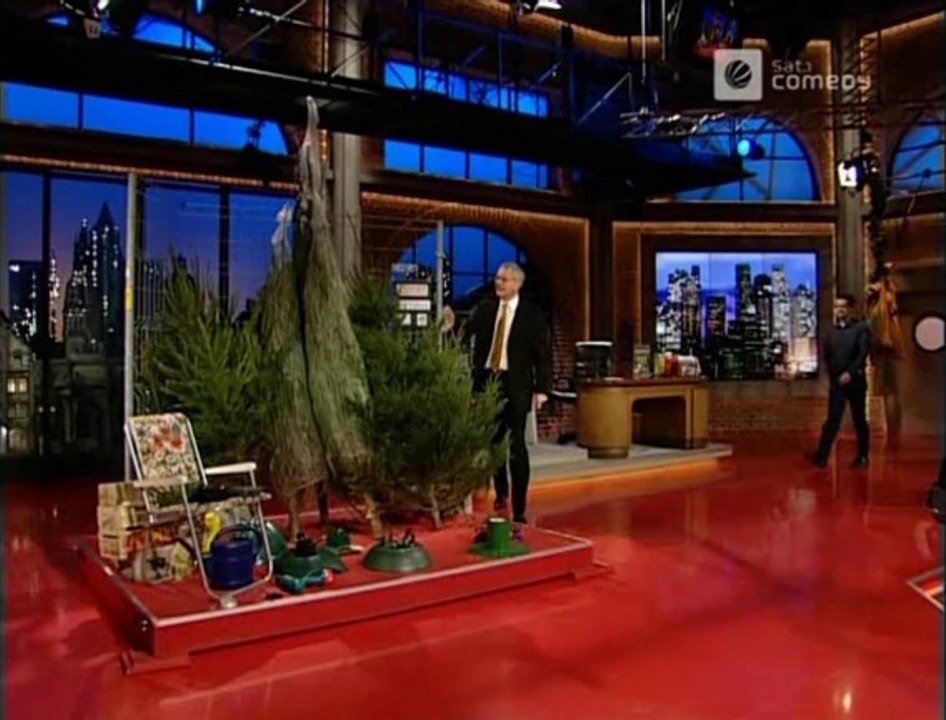 Die Harald Schmidt Show - 1019 - 2001-12-20 - Heike Makatsch, Christbaumständer