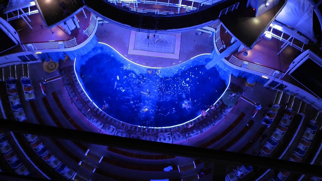 Plongeurs à l'entrainement à bord du Oasis of the Seas de la Royal Caribbean International, janvier 2014