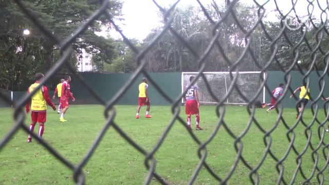 É treino ou jogo? Ceni faz belas defesas durante atividade