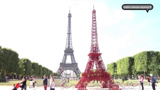 La chaise de bistro défie la Tout Eiffel
