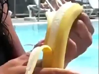 Bütün Muzu Ağzına Sokan Kız