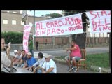 Napoli - Parcheggiatori abusivi incatenati al Cardarelli (28.07.14)
