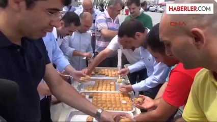 Adliye Önünde Bekleyenlere Baklava Getirildi