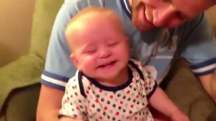 Ce bébé découvre un livre pour la première fois !